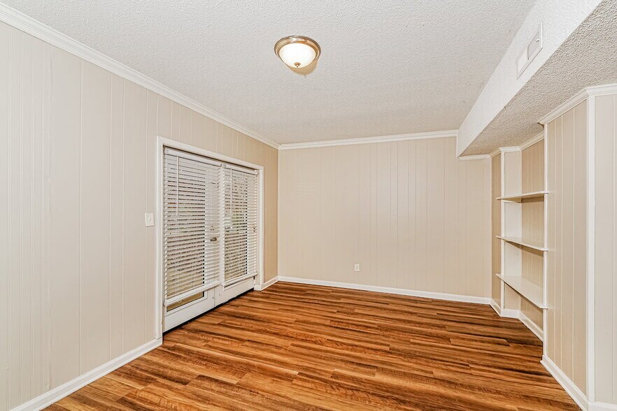 Building Photo - 1325 Turf Dr