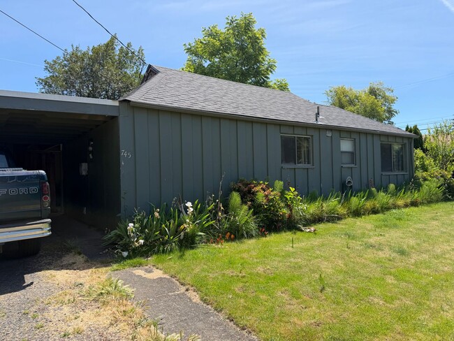Building Photo - 1 bedroom, 1 bath duplex in Springfield!