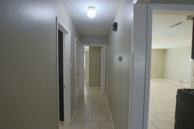 Building Photo - Spacious 2 Bedroom 1.5 Bath Rental on a Corner Lot! Tour Today!