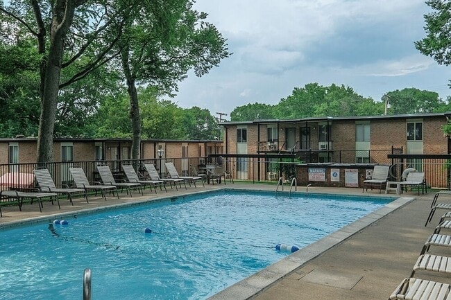 Building Photo - 2601 Hillsboro Pike
