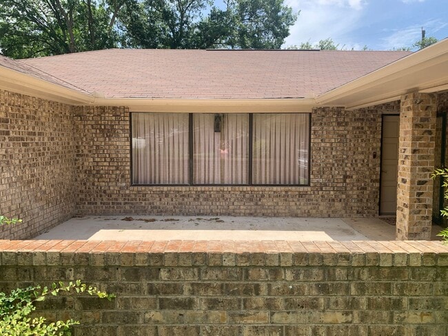 Building Photo - Cozy and Quaint 2 bedroom 2 bath with bonu...