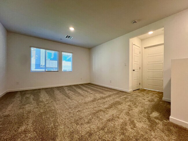 Building Photo - Beautiful Newer 4 Bedroom Home in Cadence with Large Loft