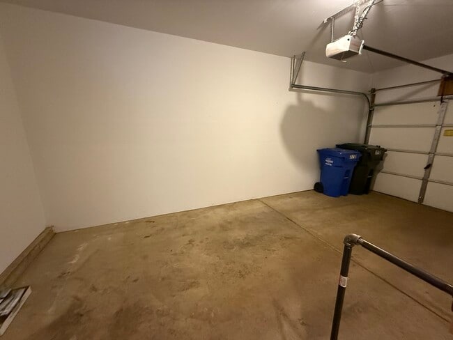Building Photo - 370 Sandhurst Ln