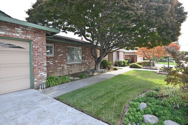 Building Photo - Prime Willow Glen, Just In Time for the Ho...
