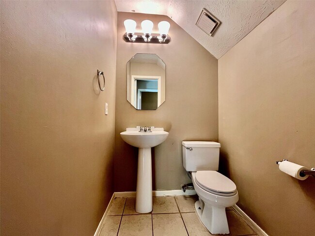 Building Photo - 146 Skycrest Dr