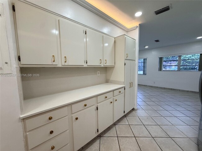 Building Photo - 561 W 39th St