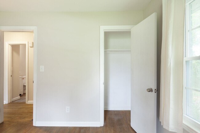 Building Photo - Renovated 3/2 w/ Fenced In Backyard and Co...