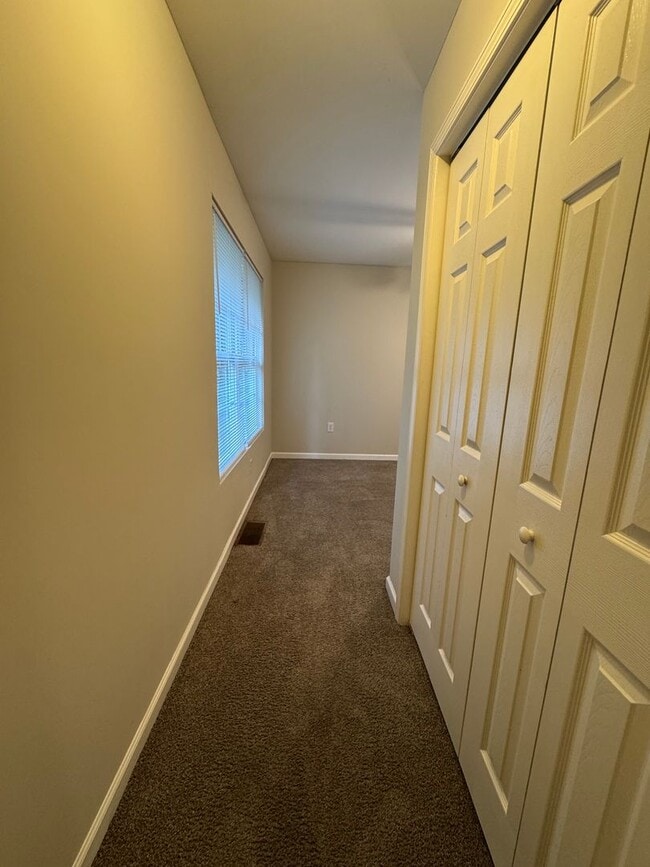 Building Photo - Nice 2/2.5 Townhouse in East Rome- $1,295