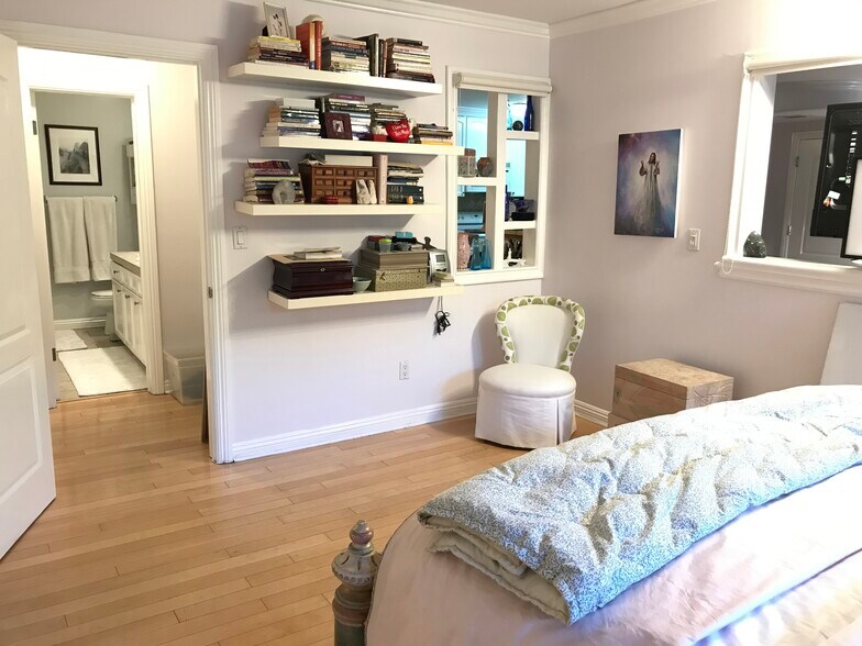 Building Photo - 1345 N Fuller Ave