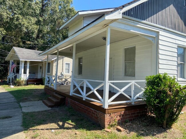Primary Photo - ***4 Bedroom / 1 Bathroom Home for Rent in...