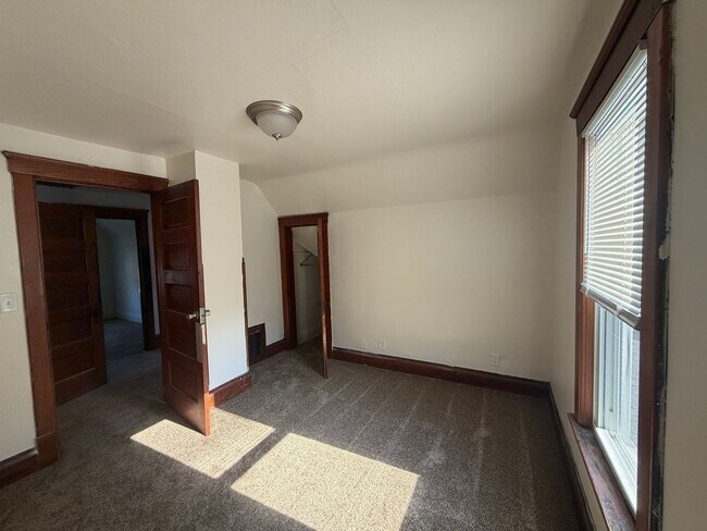 Building Photo - 733 Garfield Ave