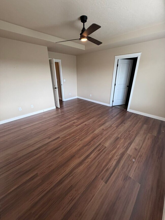 Building Photo - Must See 4 Bedroom!