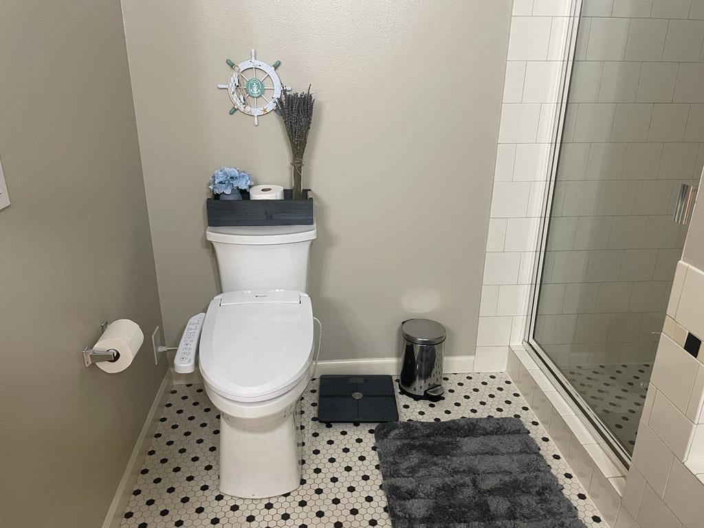 Master Bathroom - 900 Aurora Ave N