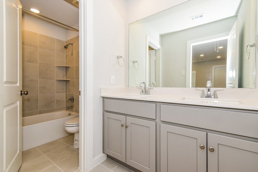 Building Photo - 819 Brilliance Dr