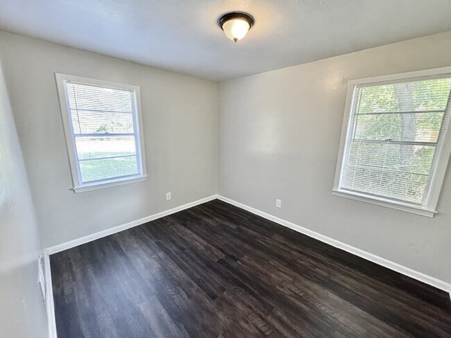 Building Photo - 3176 Beauchamp Dr