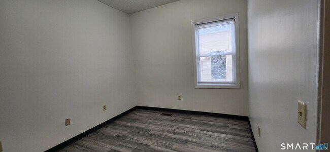 Building Photo - 24 Meadow St