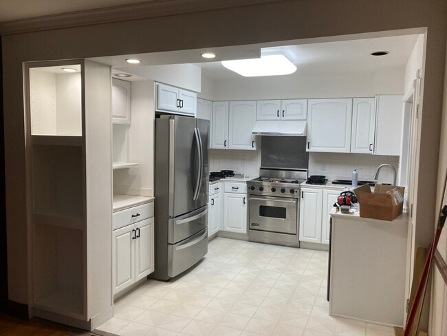 Building Photo - 2401 Bristol Rd