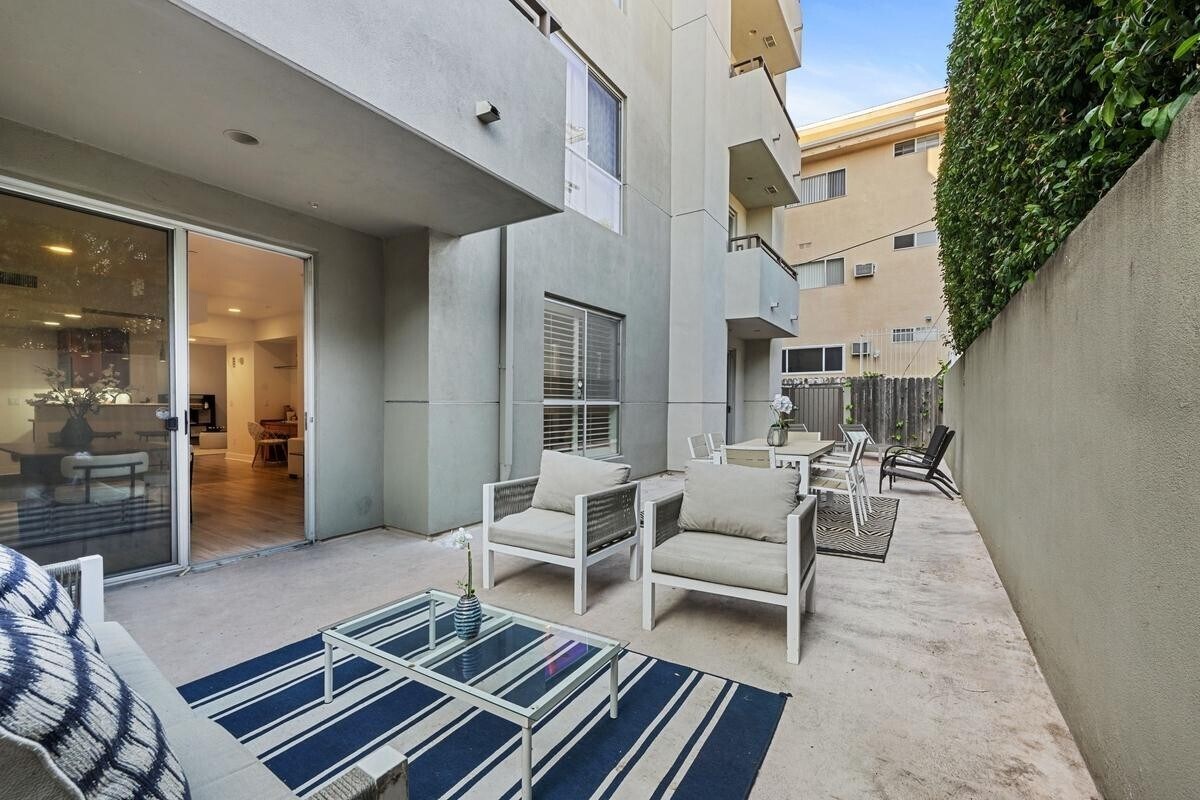 Building Photo - 2240 S Beverly Glen Blvd