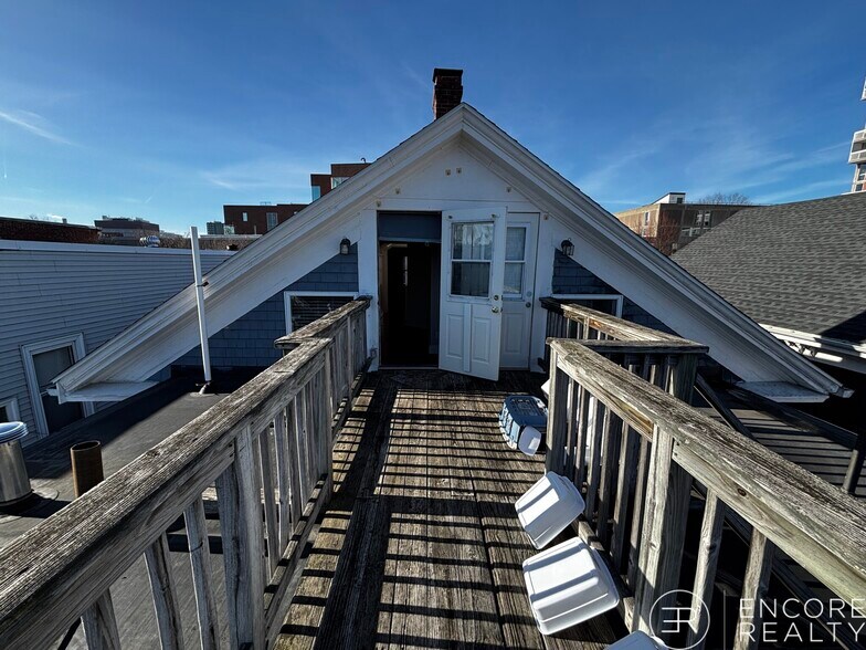 Building Photo - 222 Banks St