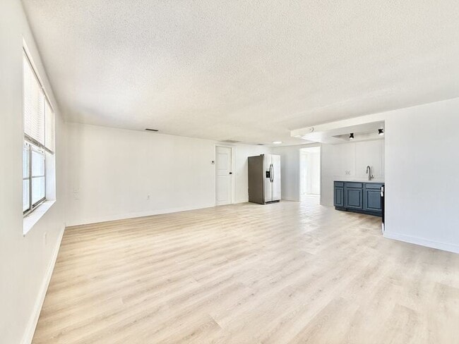 Building Photo - 12909 Kings Manor Ave