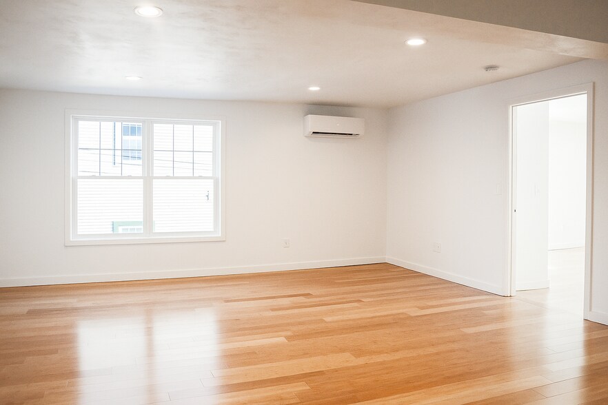 Building Photo - 548 Main St