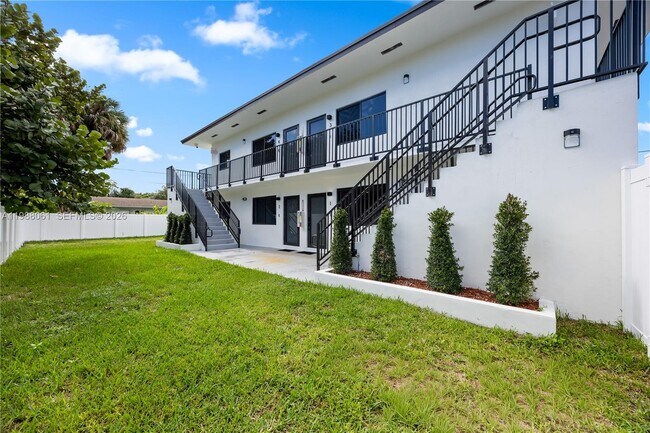 Building Photo - 630 NE 166th St