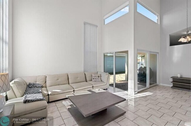 Building Photo - 611 Royal Palm Way