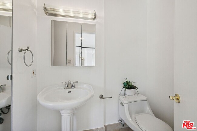 Building Photo - 10747 Wilshire Blvd