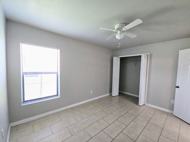 Building Photo - Like New  3 bedroom, 2bath 1 car garage