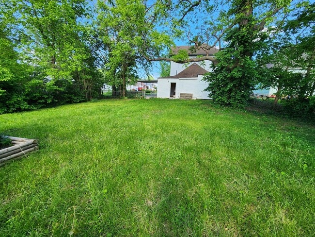 Building Photo - Spacious 3-Bedroom, 2-Bathroom Home AVAILA...