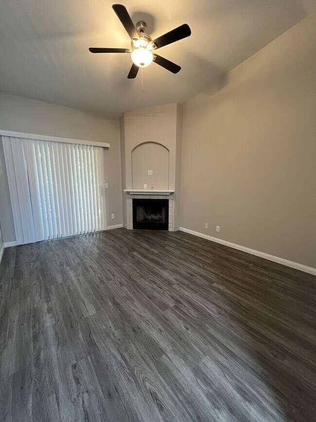 Building Photo - Newly Renovated Enclaves Condo!