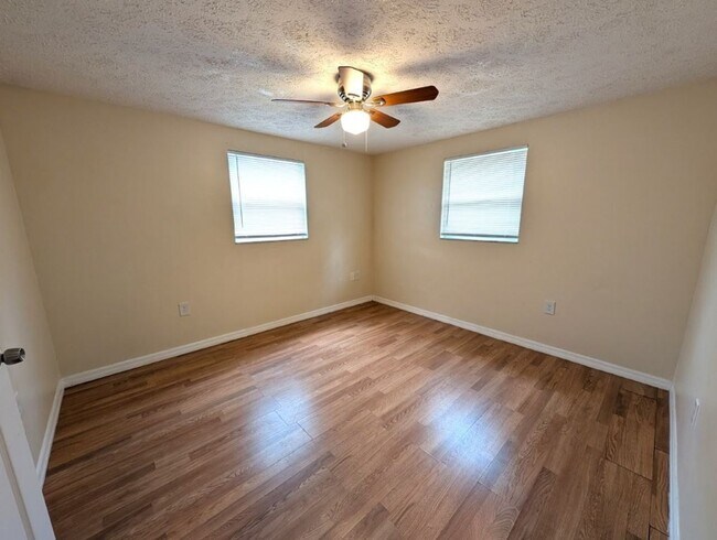 Building Photo - 6617 Lenoir Dr