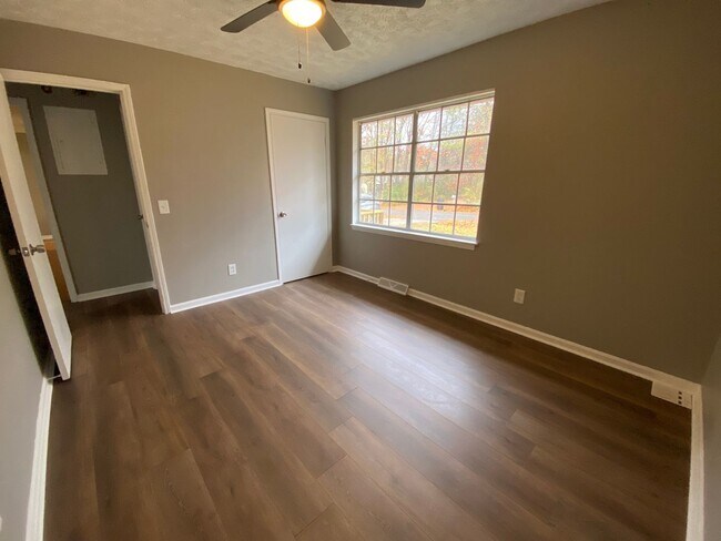 Building Photo - 4 bedroom, 1-1/2 bathroom House in West Rome!