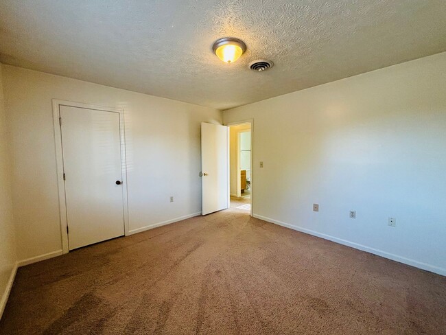 Building Photo - *Available Now - 4 and 3 Person Rates Avai...