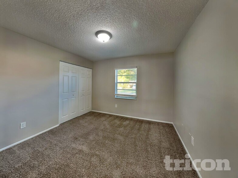 Building Photo - 823 Balsamwood Ln
