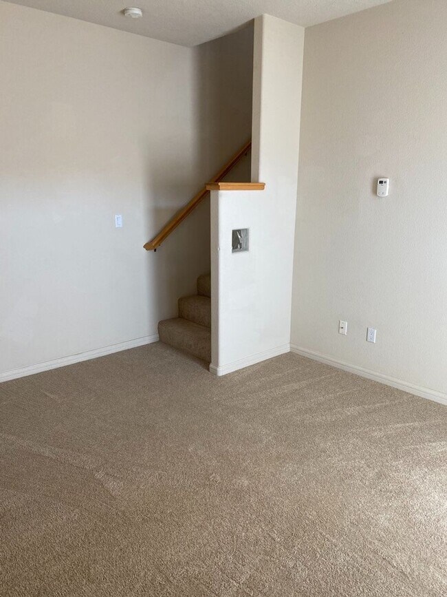 Building Photo - Beautiful 4 bedroom 3.75 bath in gated com...