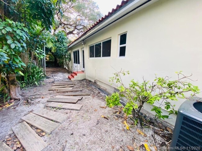 Building Photo - 800 Andalusia Ave