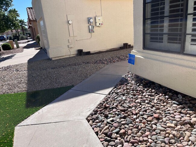 Building Photo - Adorable light and bright! 3Bedroom/2Bath Scottsdale Home!