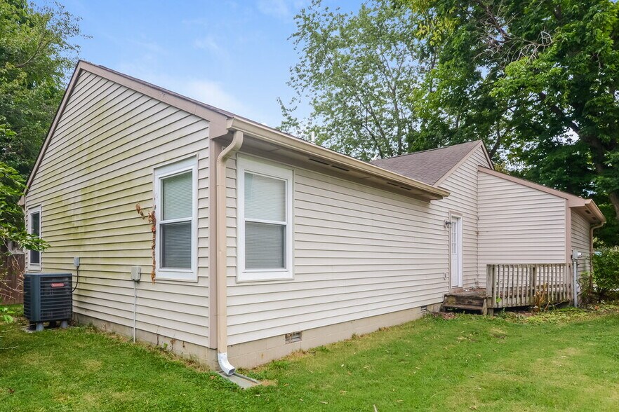 Building Photo - 5722 Pilgrim Dr