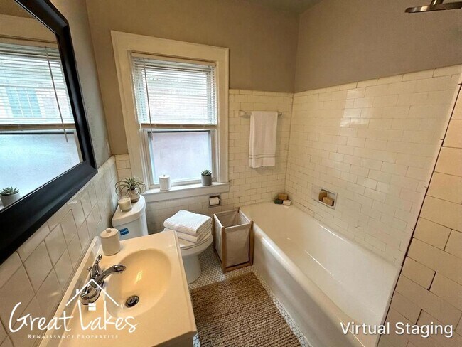Building Photo - 2531 Pingree St