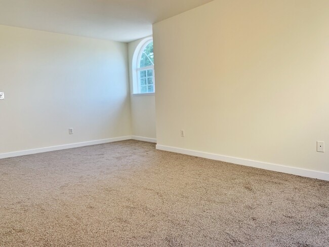 Building Photo - Bright and airy 4 bed!