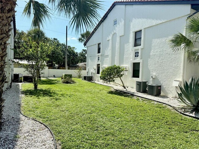 Building Photo - 631 N Orange Ave