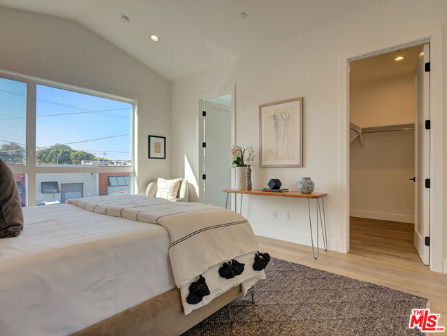 Building Photo - 6016 Comey Ave