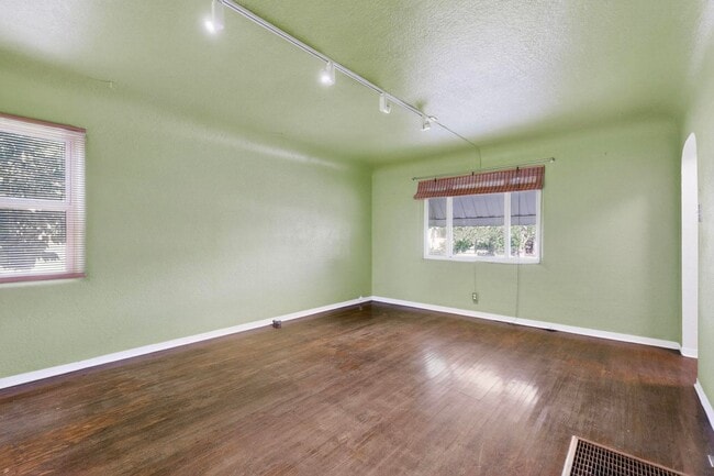 Building Photo - UPTOWN 2/bd 1/ba 1/cg 950/sf