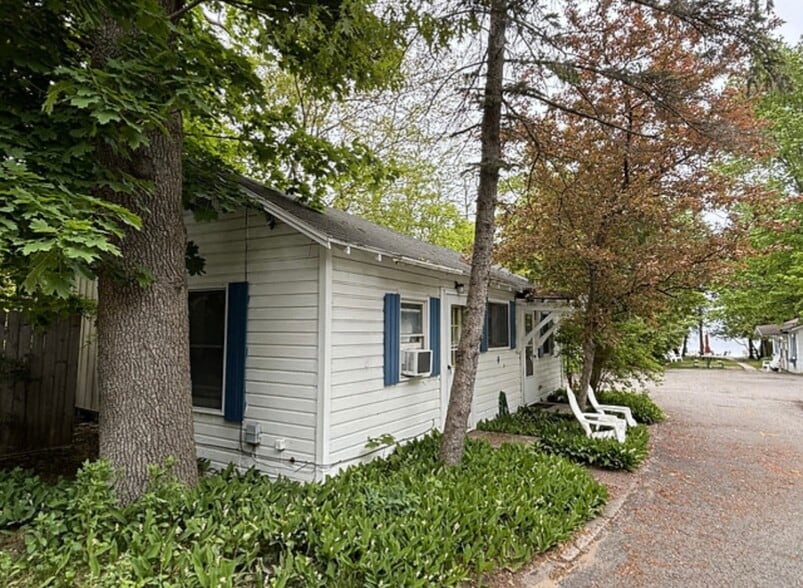Exterior - 853 E Front St