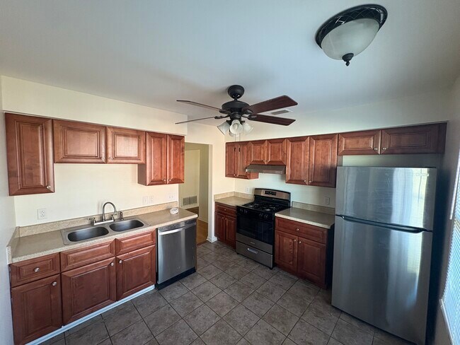 Building Photo - 439 E Rutgers Loop