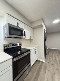 Building Photo - Welcome Home to Bellagio South Living: Where Comfort Meets Convenience