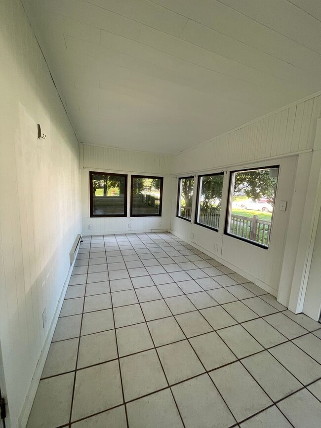 Building Photo - 5 Bedroom Available NOW