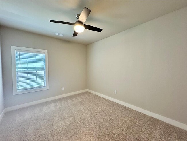 Building Photo - 811 NE Hts Ln