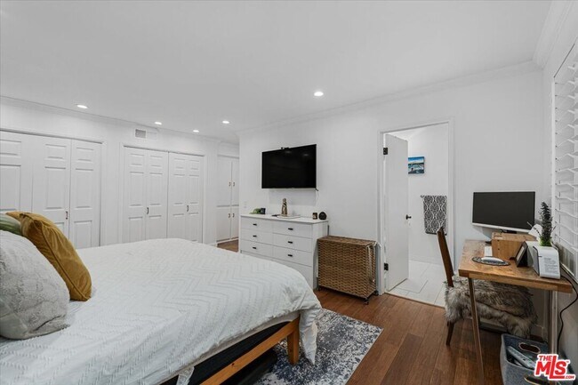 Building Photo - 1121 N Olive Dr